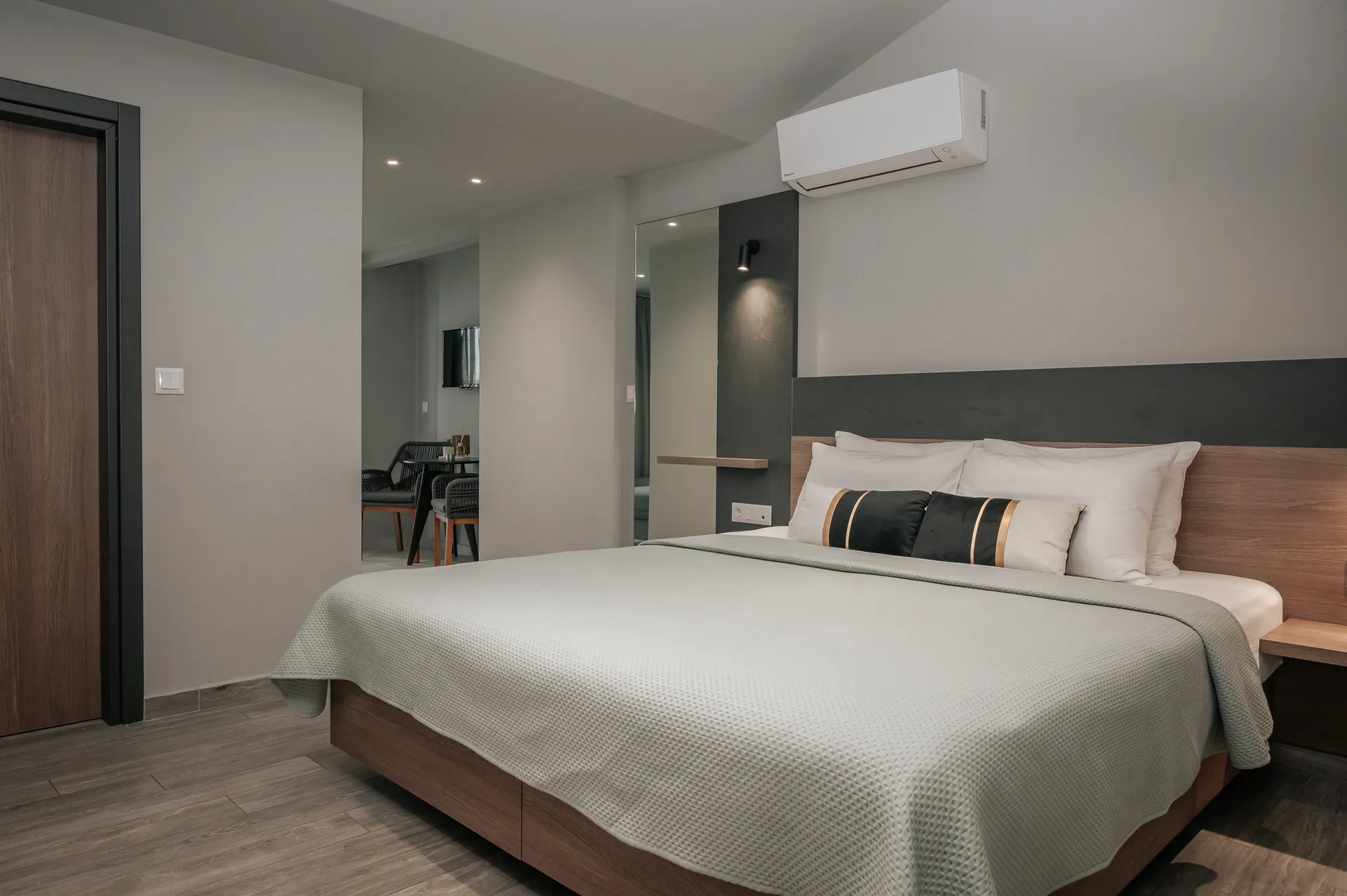Tiara Holidays - Elizabeth Queen Luxury Rooms - King Junior Suite - bedroom